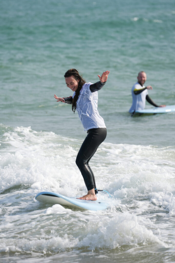 IMG_3142 Alumna aprendiendo a mantenerse en pie sobre la tabla en clases de surf en Chiclana de la Frontera, Novo Sancti Petri.