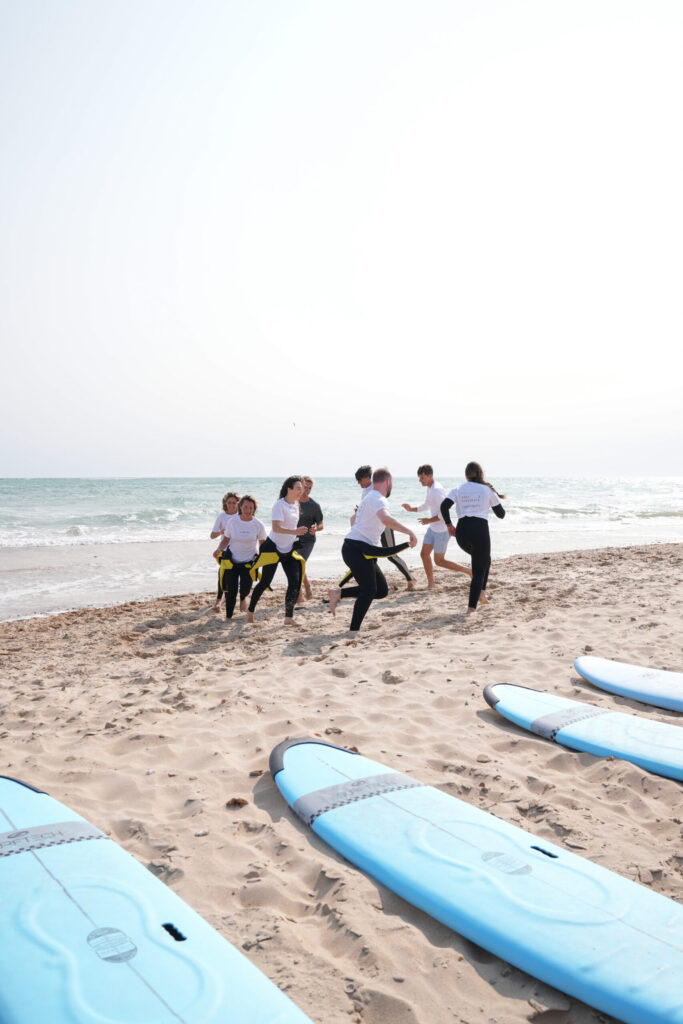 IMG_3170 Clase práctica en la playa de una escuela de surf en Chiclana, Novo Sancti Petri, con alumnos entrenando antes de entrar al agua